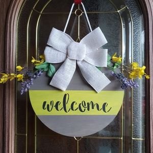 Round wood welcome sign